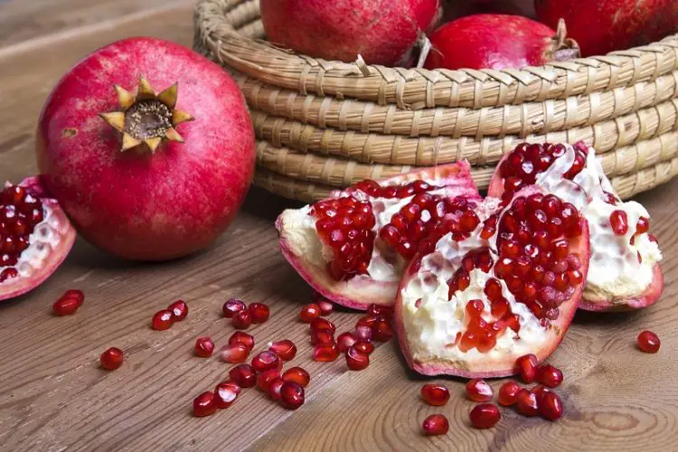 carbs in pomegranate