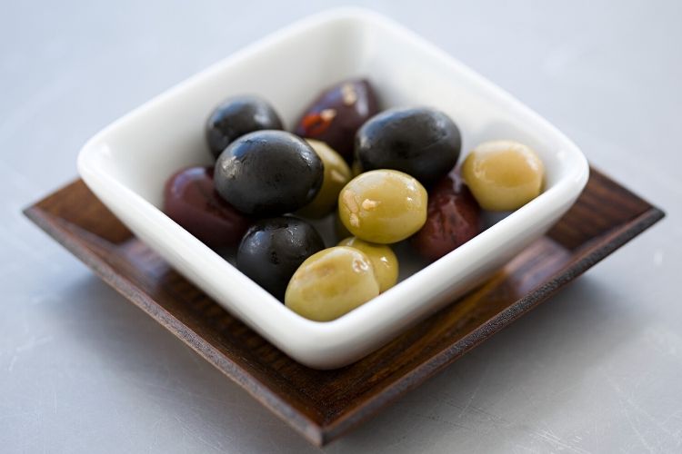 Are Olives Keto? Carbs And Calories In Olives